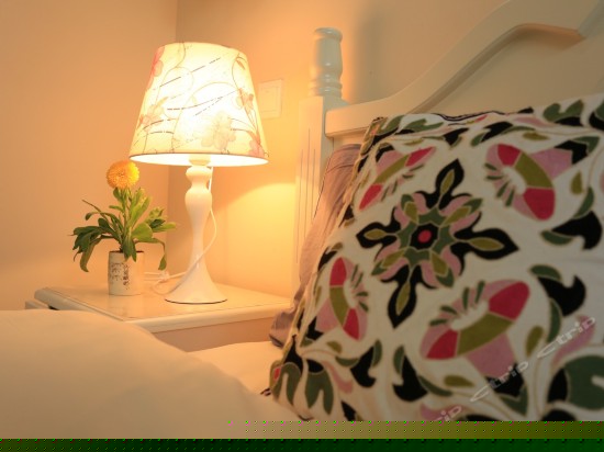 虞美人温馨阳光大床房