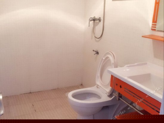 女生六人床位间