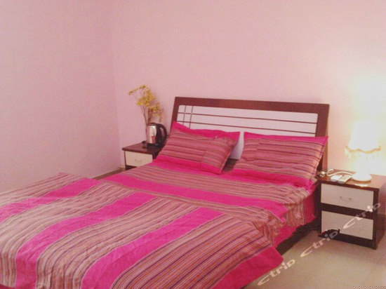 豪华情侣大床房