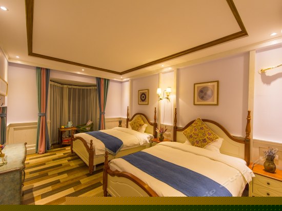 英伦田园侧海景双床房