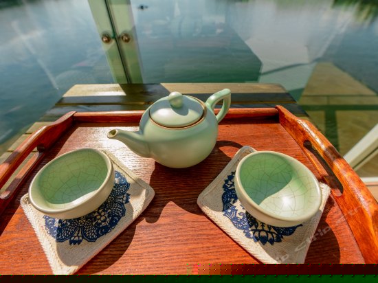 正面180°临水阳台海景大床房