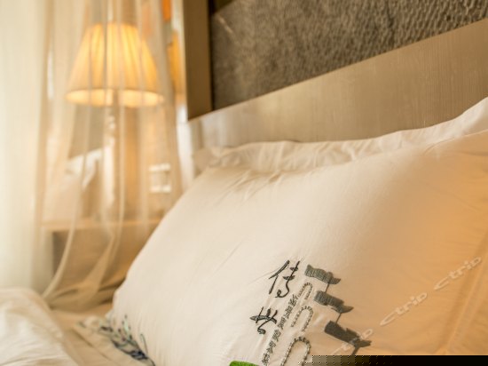 正面180°临水阳台海景标准房