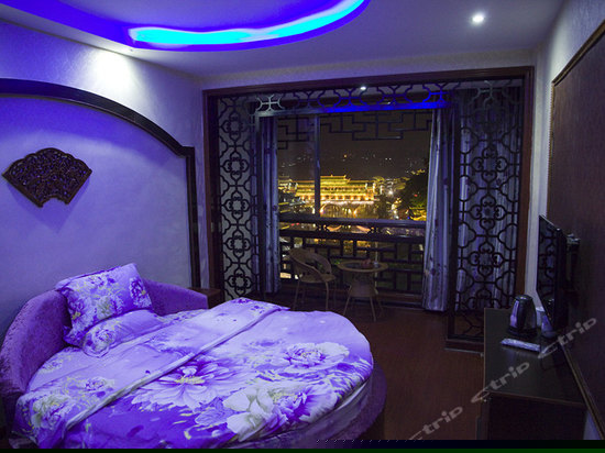 江景蜜月圆床房