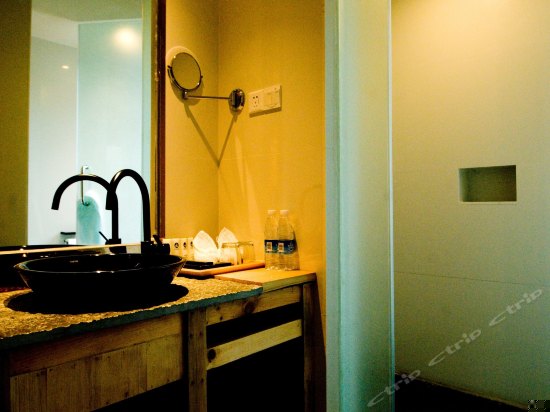 豪华湖景大床房