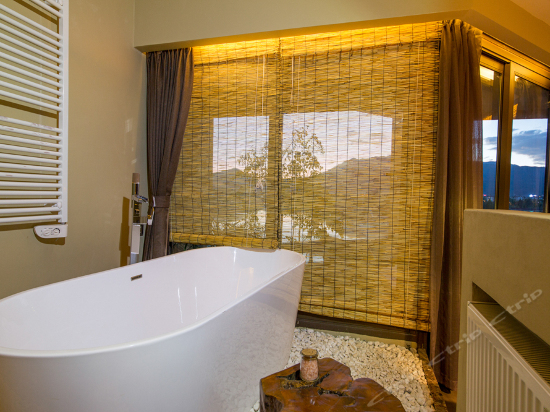 湖畔雪山豪华房