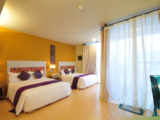 市景阳台四人房