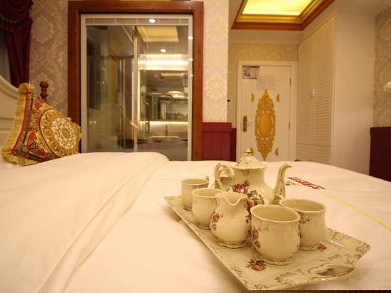 温馨宫廷家庭房