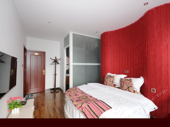 温馨情侣全海景圆床房