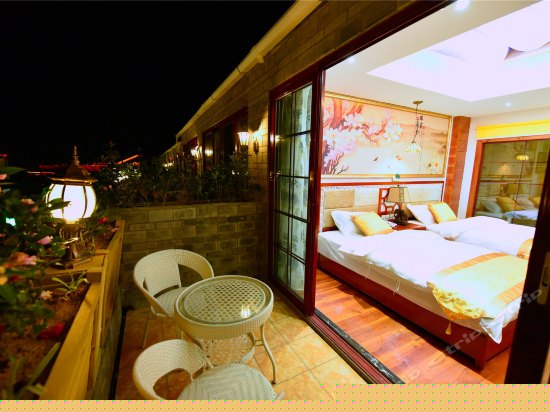 水景温馨大床房