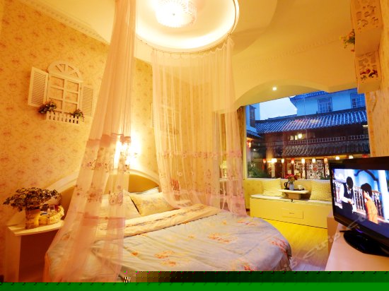 地中海情侣主题圆床房