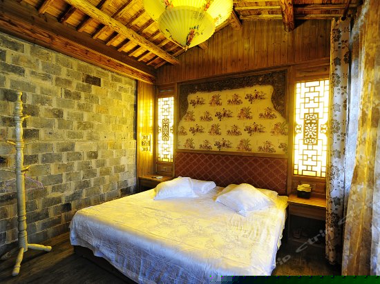 湖边豪华大床房