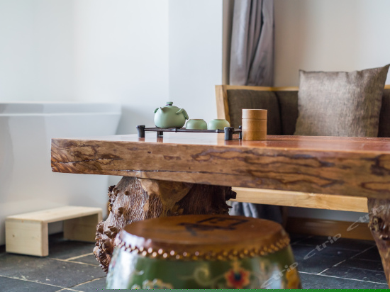 且叮咛湖景大床房