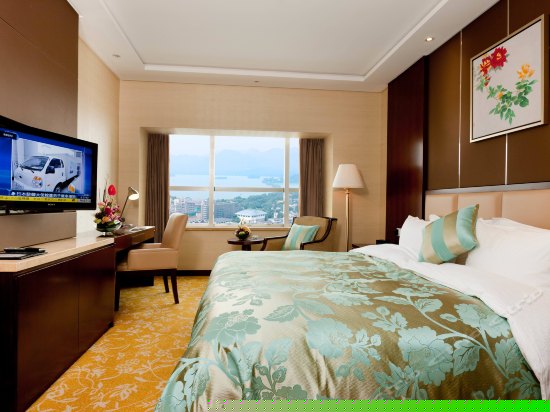 精致湖景大床房