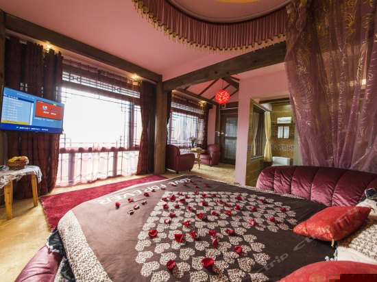 精品蜜月圆床房