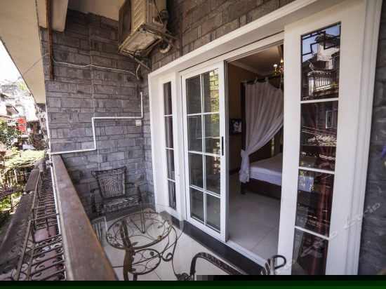 阳台温馨情调大床房