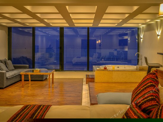 至尊蜜月海景大床房