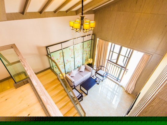 豪华山景阁楼套房