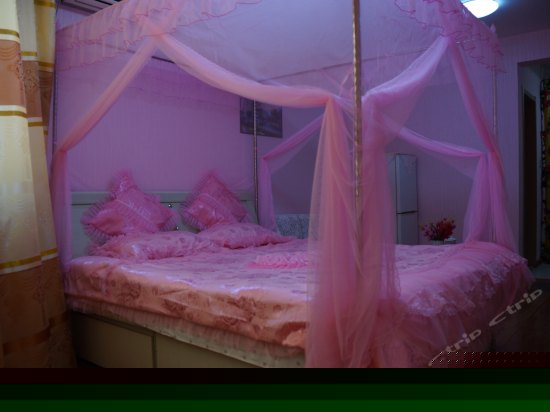 粉色浪漫大床房