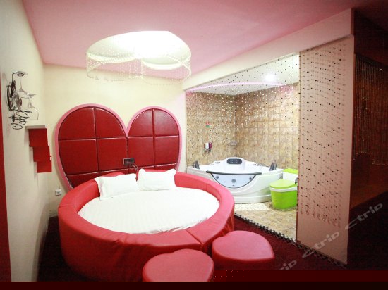 豪华按摩浴缸房