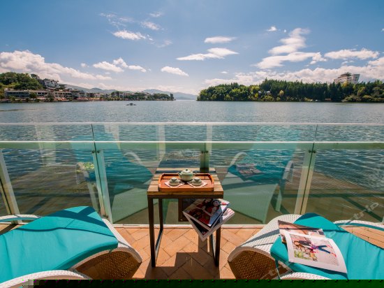 正面270°临水阳台海景大床房（观苍洱）