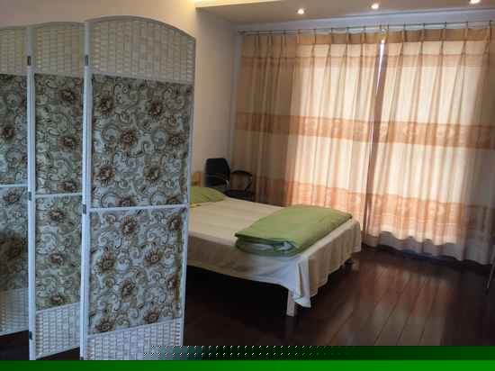 宽敞阳光大床房