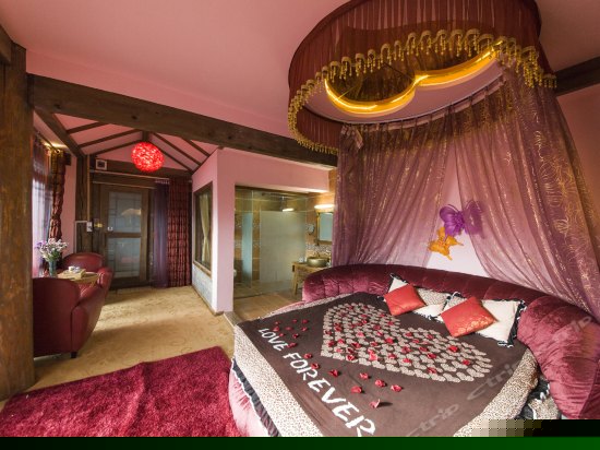 精品蜜月圆床房