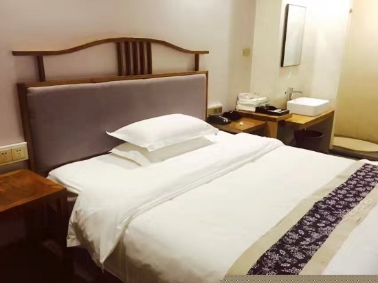 月上梅梢大床房