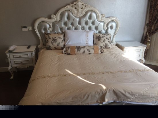 花园别墅欧式豪华大床房