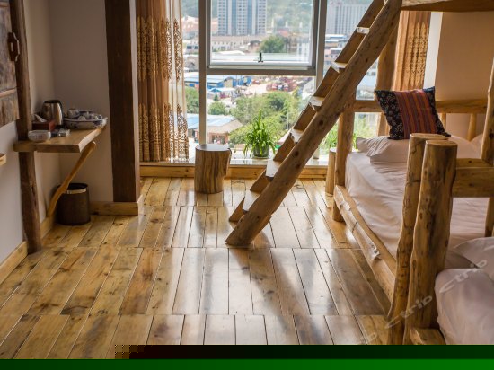 土家阁楼豪华四人间-天门山观景