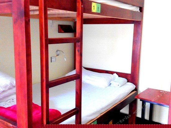 独卫混住八人床位房