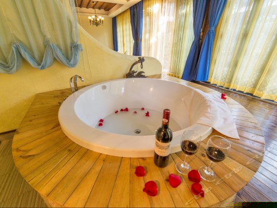 豪华情侣圆床小套房