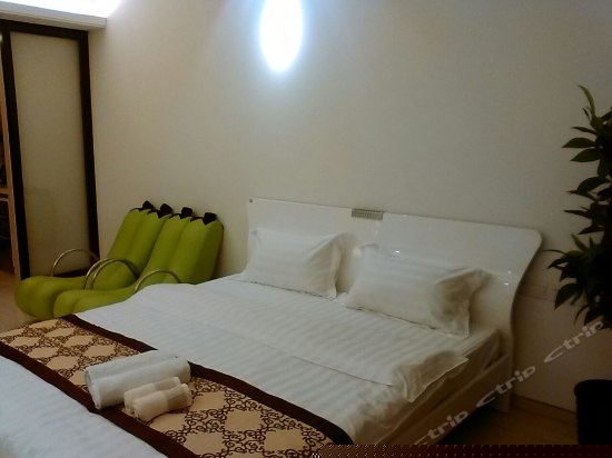 情侣温馨海景大床房