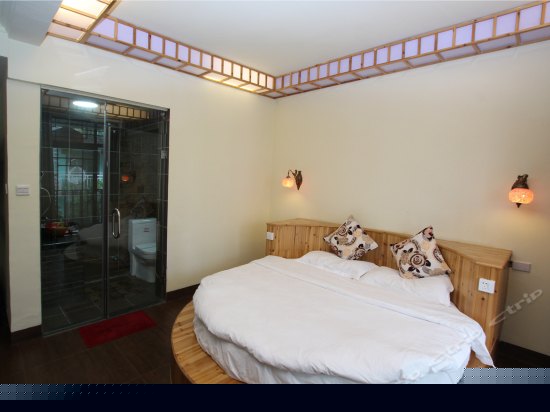 阳台蜜月圆床房