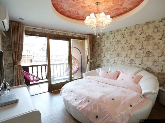 江景阳台圆床房