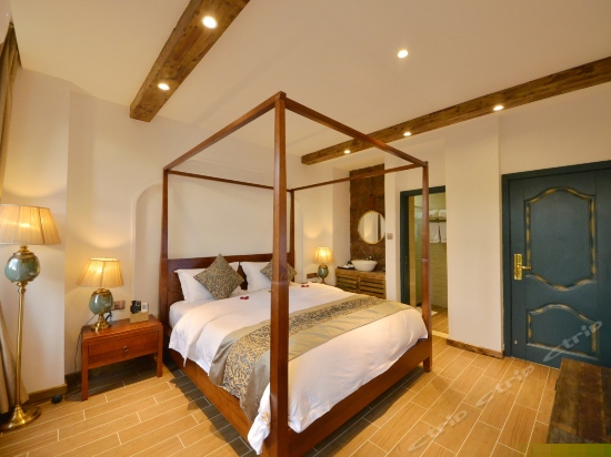 一楼侧海景大床房