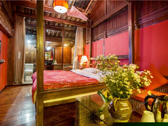 浪漫玫瑰红色蜜月天窗大床房