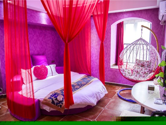 温馨情侣圆床房