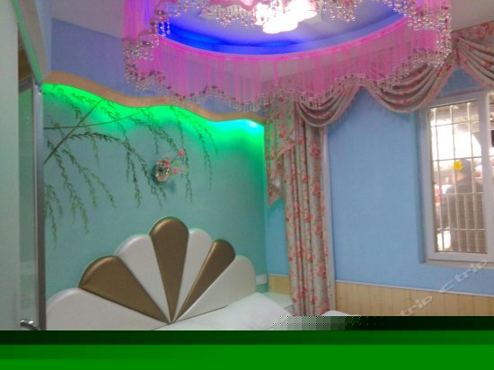 时尚蜜月圆床房