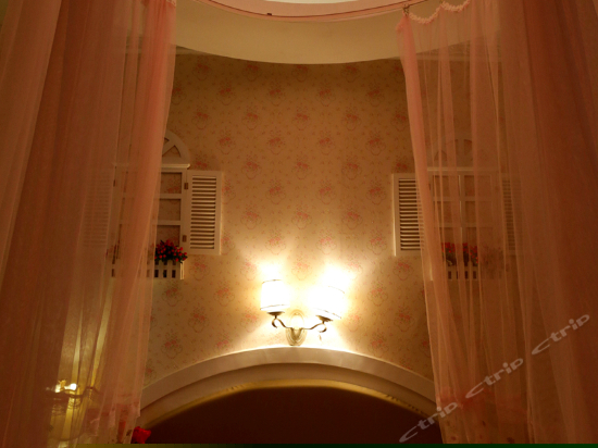 浪漫主题情侣圆床房