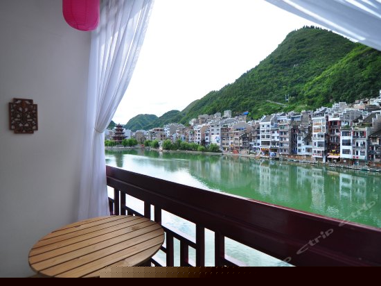 阳台河景大床房B