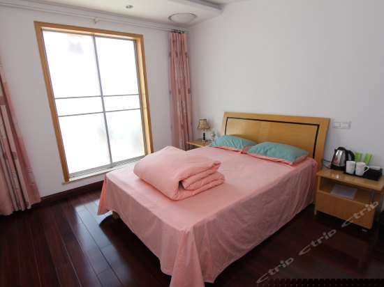 浪漫实木大床房