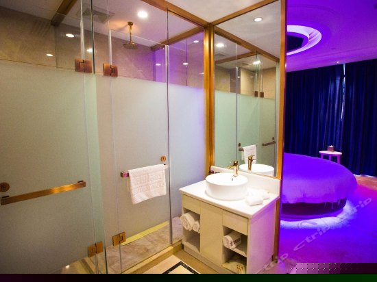 温馨情侣房（圆床）