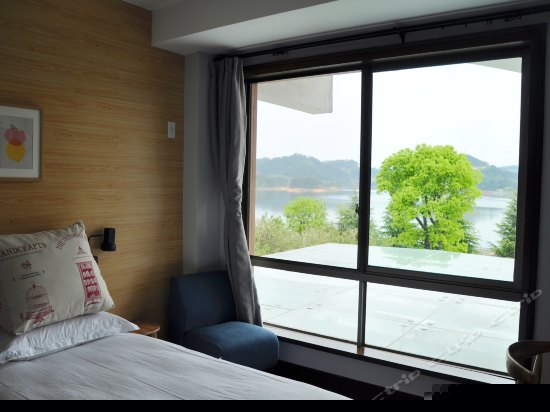 夜色湖景双床房