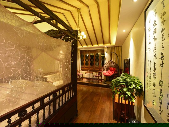 临水雕花大床房