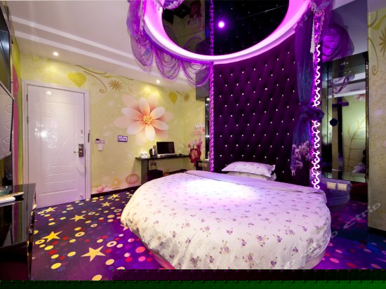 豪华浴缸圆床房