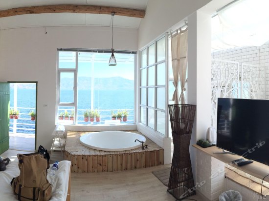 三层豪华海景浴缸大床房304