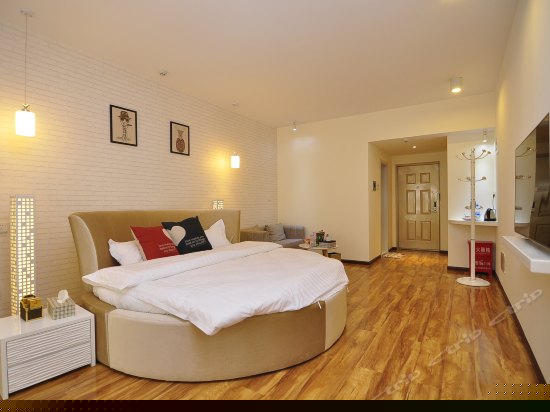 现代风格大圆床房