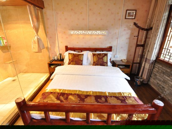 阳光大床房（芳草阁）