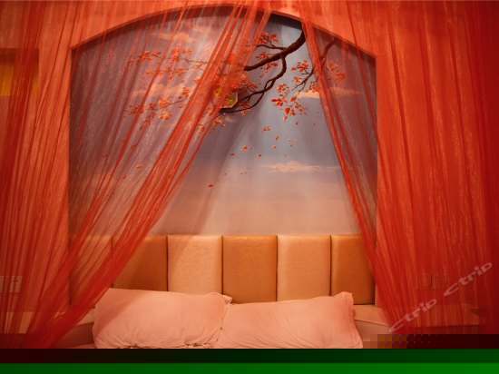 时尚蜜月圆床房