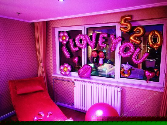 紫色海景电动圆床房